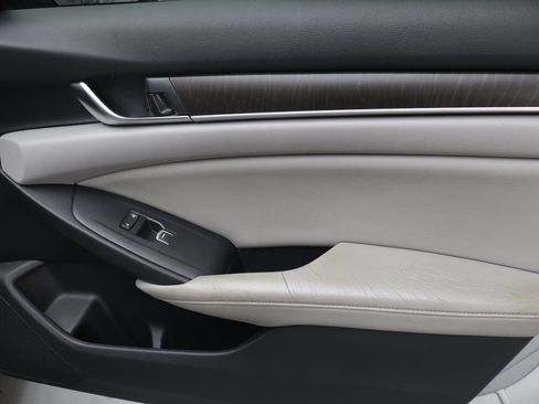 Used 2018 Honda Accord EX image 11