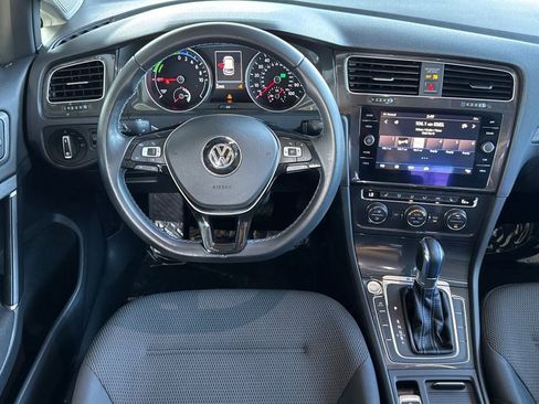 Used 2018 Volkswagen e-Golf SE image 13