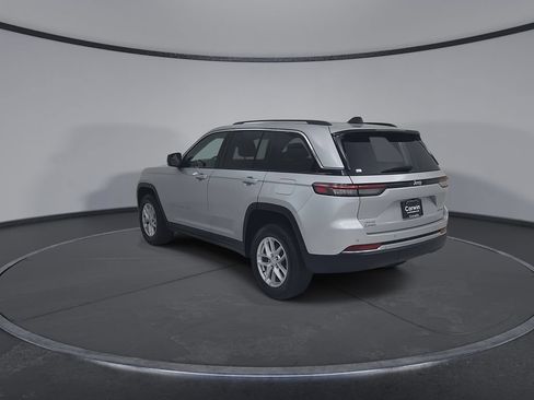 Used 2023 Jeep Grand Cherokee Laredo AWD/4WD image 13