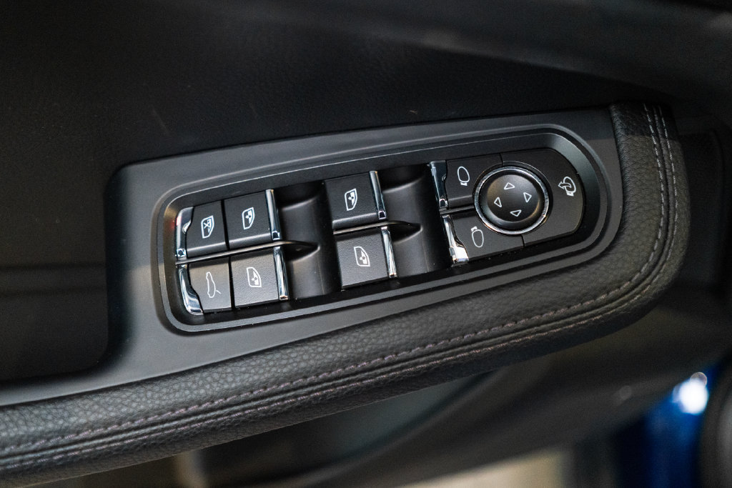 Certified 2025 Porsche Macan AWD/4WD image 18