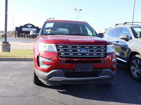 Used 2017 Ford Explorer XLT w/ Equipment Group 202A image 5