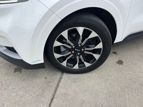 Used 2024 Kia Carnival EX FWD image 26