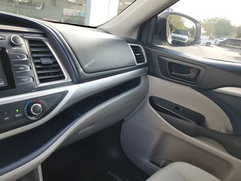 Used 2018 Toyota Highlander LE image 23