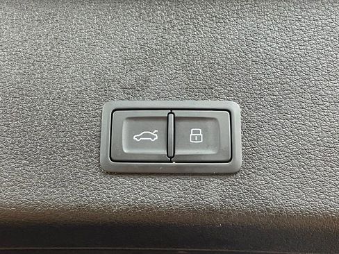 Used 2021 Audi e-tron Premium Plus w/ Premium Plus Package image 24