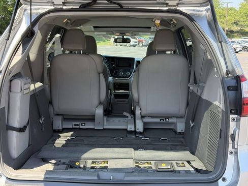 Used 2016 Toyota Sienna XLE w/ XLE Navigation Package FWD image 14
