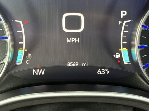 Used 2025 Chrysler Voyager LX image 25