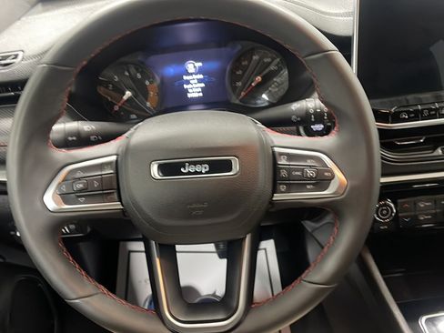 Used 2025 Jeep Compass Trailhawk AWD/4WD image 4