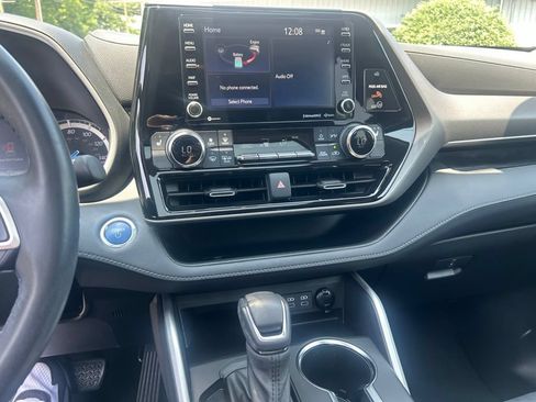 Used 2022 Toyota Highlander XLE AWD/4WD image 18