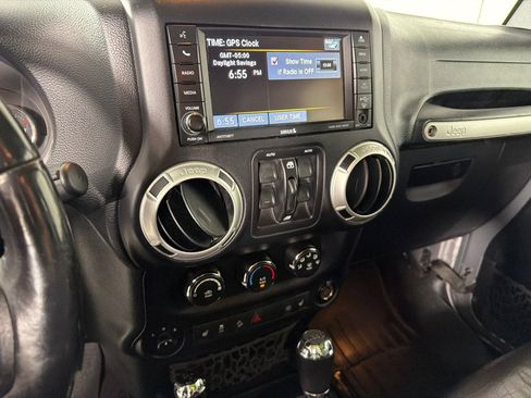 Used 2016 Jeep Wrangler Unlimited Sahara w/ Connectivity Group AWD/4WD image 13