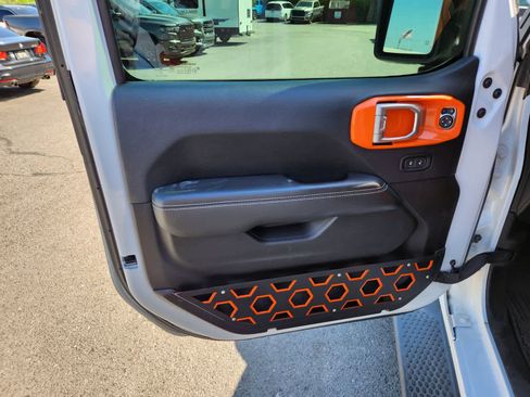 Used 2019 Jeep Wrangler Unlimited Sahara w/ Cold Weather Group AWD/4WD image 18