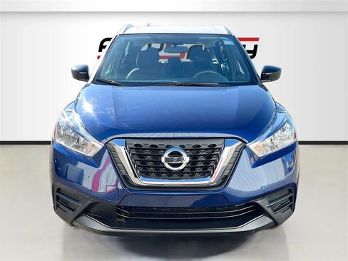 Used 2019 Nissan Kicks SV image 2
