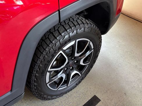 Used 2025 Jeep Compass Trailhawk AWD/4WD image 30