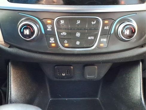 Used 2022 Chevrolet Traverse LS image 21