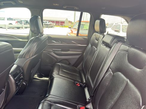 Used 2025 Jeep Grand Cherokee Limited AWD/4WD image 33