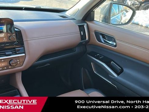 Certified 2025 Nissan Pathfinder Platinum AWD/4WD image 24