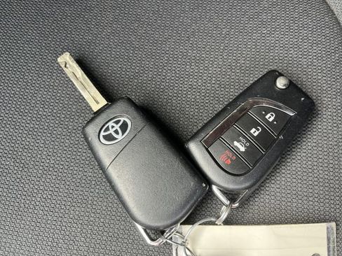 Used 2020 Toyota Corolla LE FWD image 33