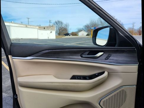 Used 2022 Jeep Grand Cherokee Limited image 19