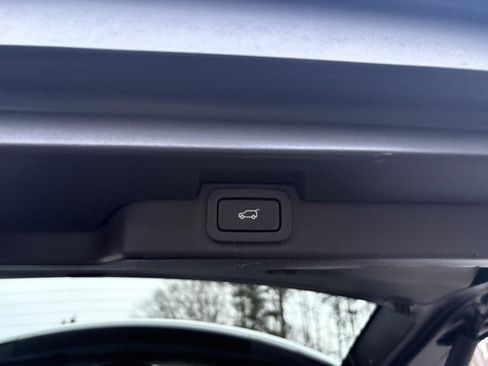 Used 2018 Land Rover Discovery HSE image 12