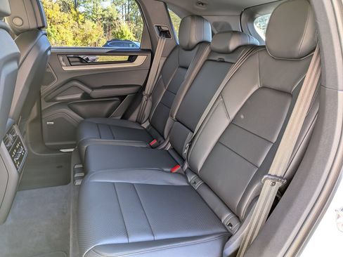 Certified 2025 Porsche Cayenne AWD/4WD image 23