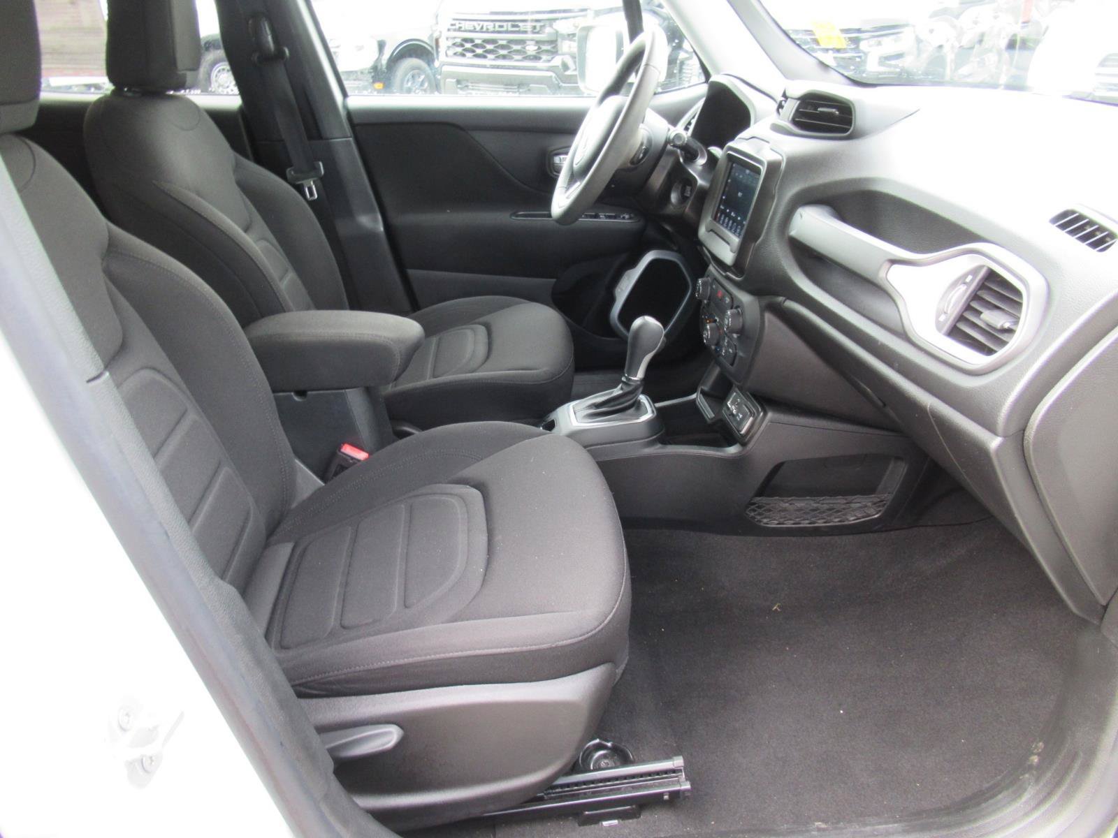 Used 2019 Jeep Renegade Latitude FWD image 10
