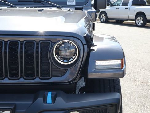 Used 2024 Jeep Wrangler Unlimited w/ Convenience Group AWD/4WD image 8