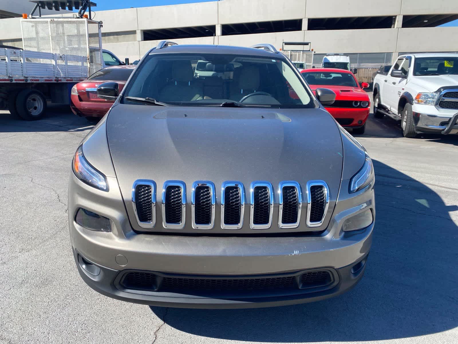 Used 2016 Jeep Cherokee Latitude w/ Comfort/Convenience Group FWD image 2