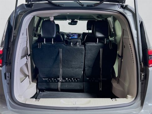 Used 2022 Chrysler Pacifica Touring-L image 23