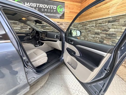 Used 2018 Toyota Highlander XLE AWD/4WD image 35