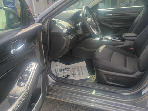 Used 2024 Nissan Altima 2.5 SV FWD image 10
