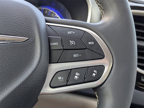 Used 2022 Chrysler Pacifica Touring-L image 32