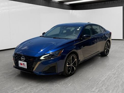 Used 2024 Nissan Altima 2.5 SR w/ SR Premium Package FWD image 1