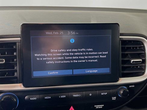 Certified 2024 Hyundai Venue SE image 14