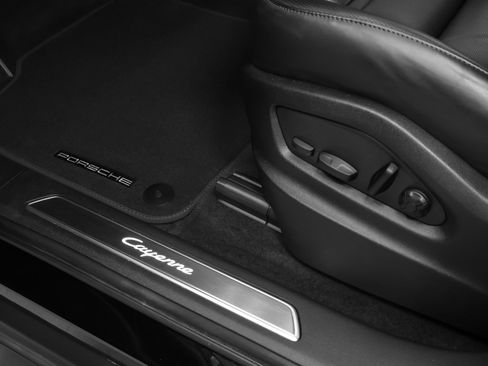 Certified 2023 Porsche Cayenne AWD/4WD image 28