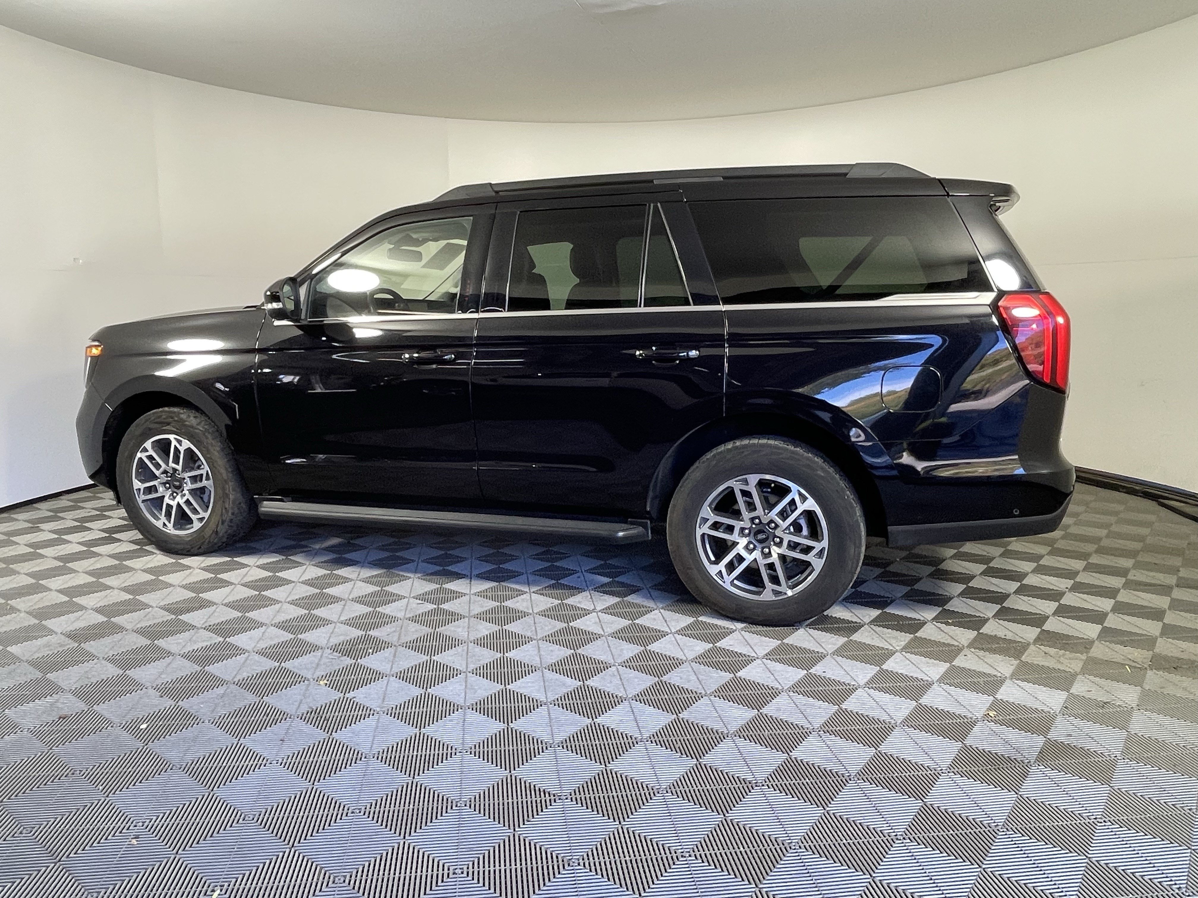 Used 2025 Ford Expedition Active AWD/4WD image 2