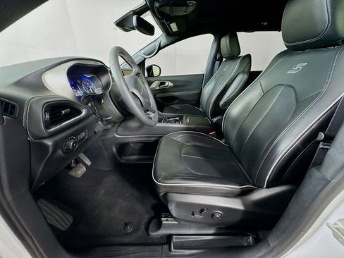 Used 2024 Chrysler Pacifica Limited w/ S Appearance Package image 24