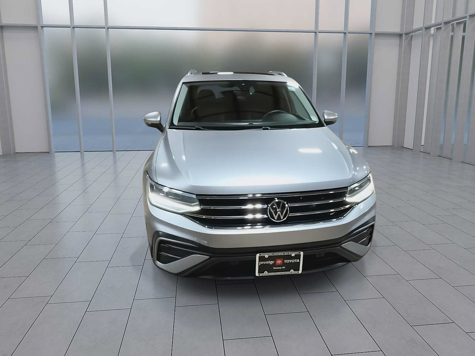 Used 2023 Volkswagen Tiguan SE w/ Panoramic Sunroof Package FWD image 3