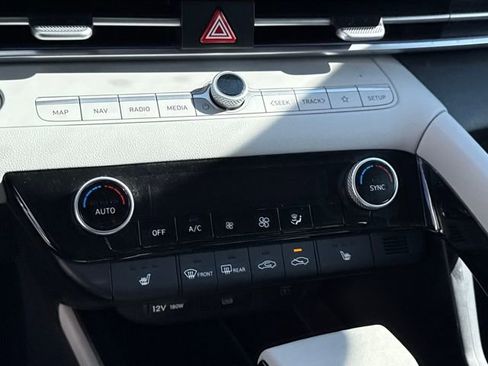 Certified 2025 Hyundai Elantra Limited image 23