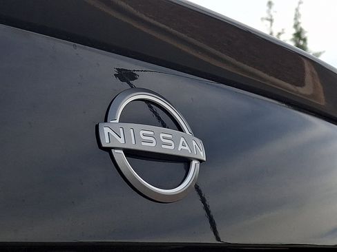 New 2025 Nissan Versa SR w/ Trunk Package FWD image 18
