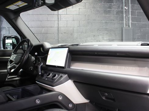 Used 2024 Land Rover Defender 110 SE image 44