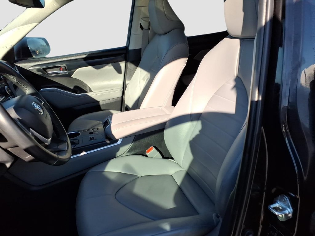 Used 2024 Toyota Highlander XLE FWD image 15