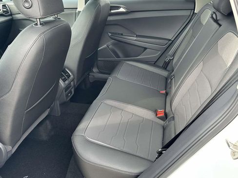 New 2025 Volkswagen Taos SE FWD image 8