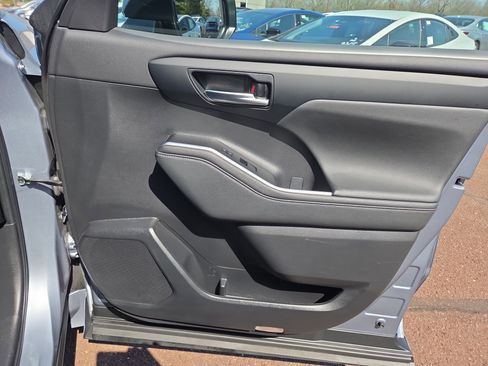 Used 2023 Toyota Highlander XLE image 17