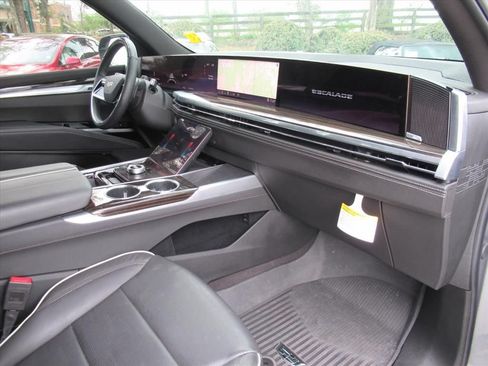 Certified 2025 Cadillac Escalade Premium Luxury w/ LPO, Radiant Package AWD/4WD image 11