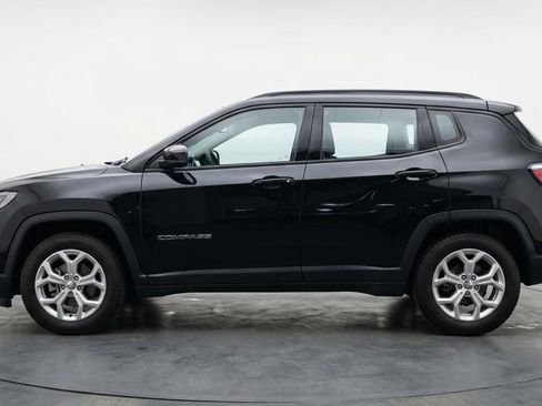Used 2025 Jeep Compass Latitude AWD/4WD image 5
