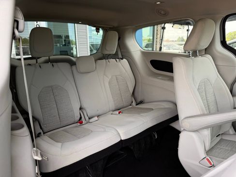 Used 2018 Chrysler Pacifica Touring Plus FWD image 26