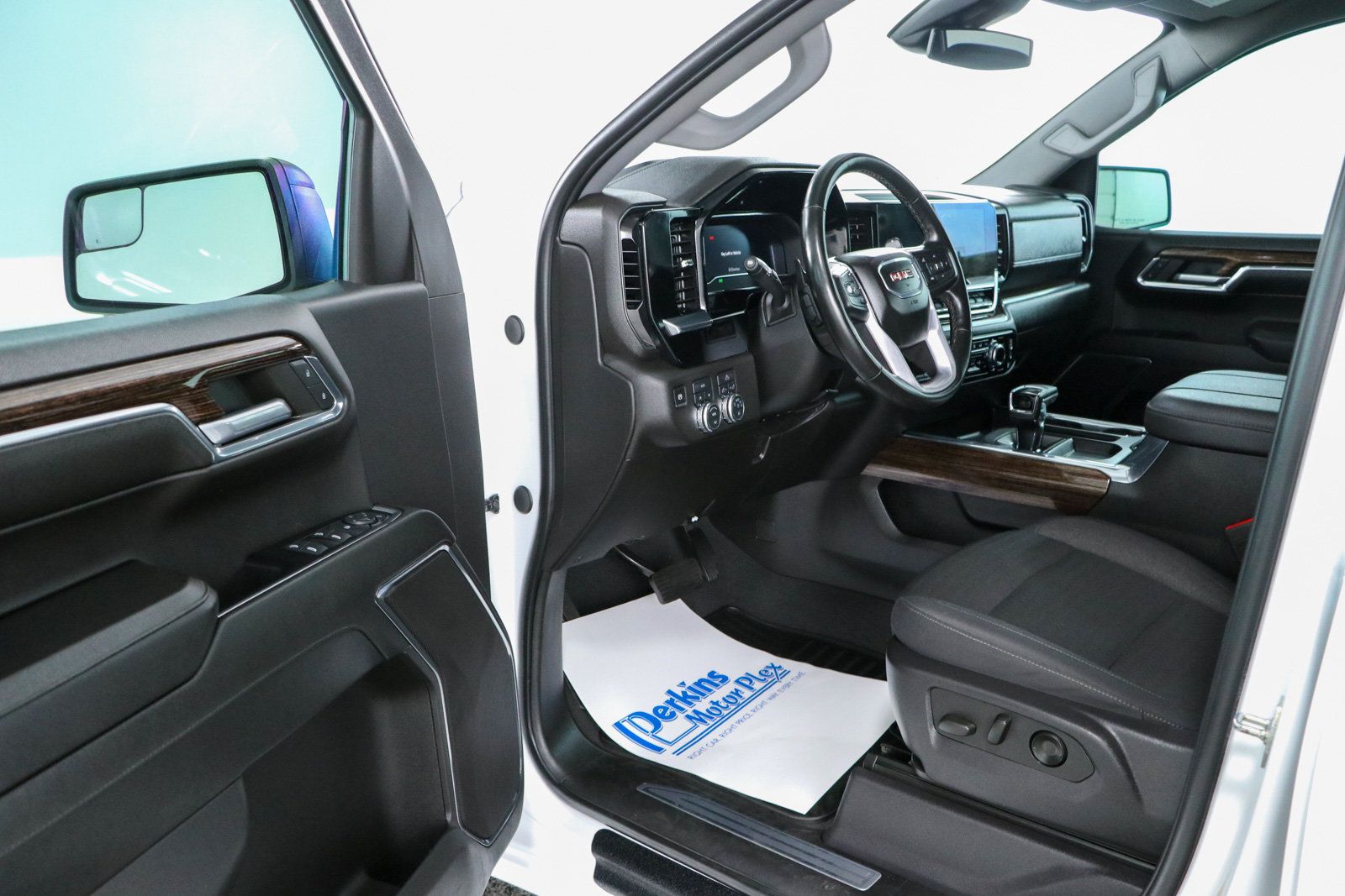 Used 2024 GMC Sierra 1500 Elevation AWD/4WD image 3