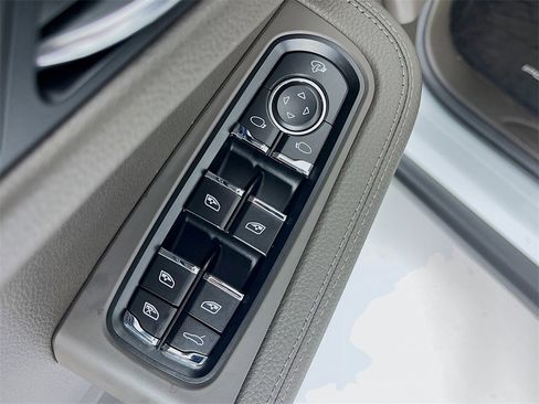 Certified 2025 Porsche Macan image 9