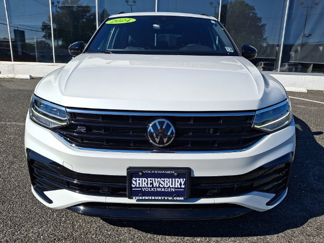 Used 2024 Volkswagen Tiguan SE R-Line AWD/4WD image 2