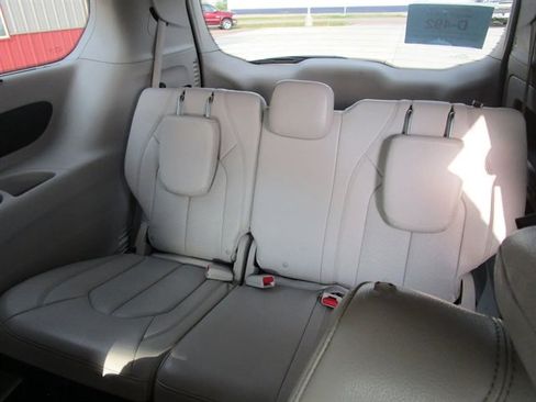 Used 2021 Chrysler Pacifica Touring-L image 17