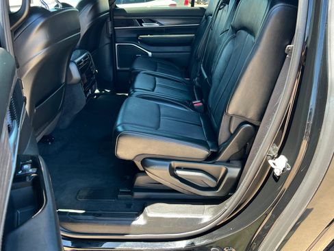 Used 2024 Jeep Wagoneer L Series II w/ Flexible Seating Group AWD/4WD image 31